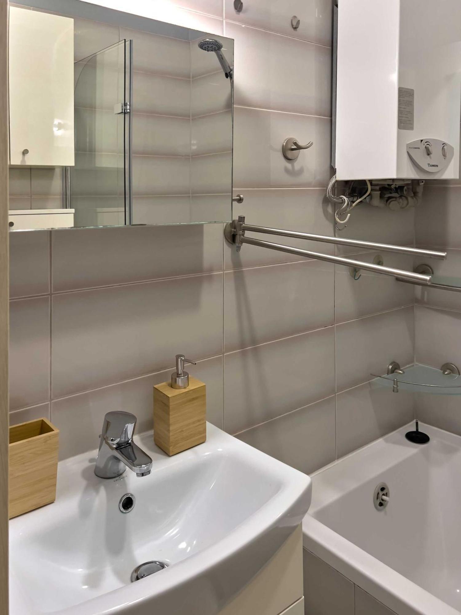 Sienkiewicza, Parking, 2 Sypialnie, Klimatyzacja, 24h Kod, 200m Od Pkp, Fvat Apartment *